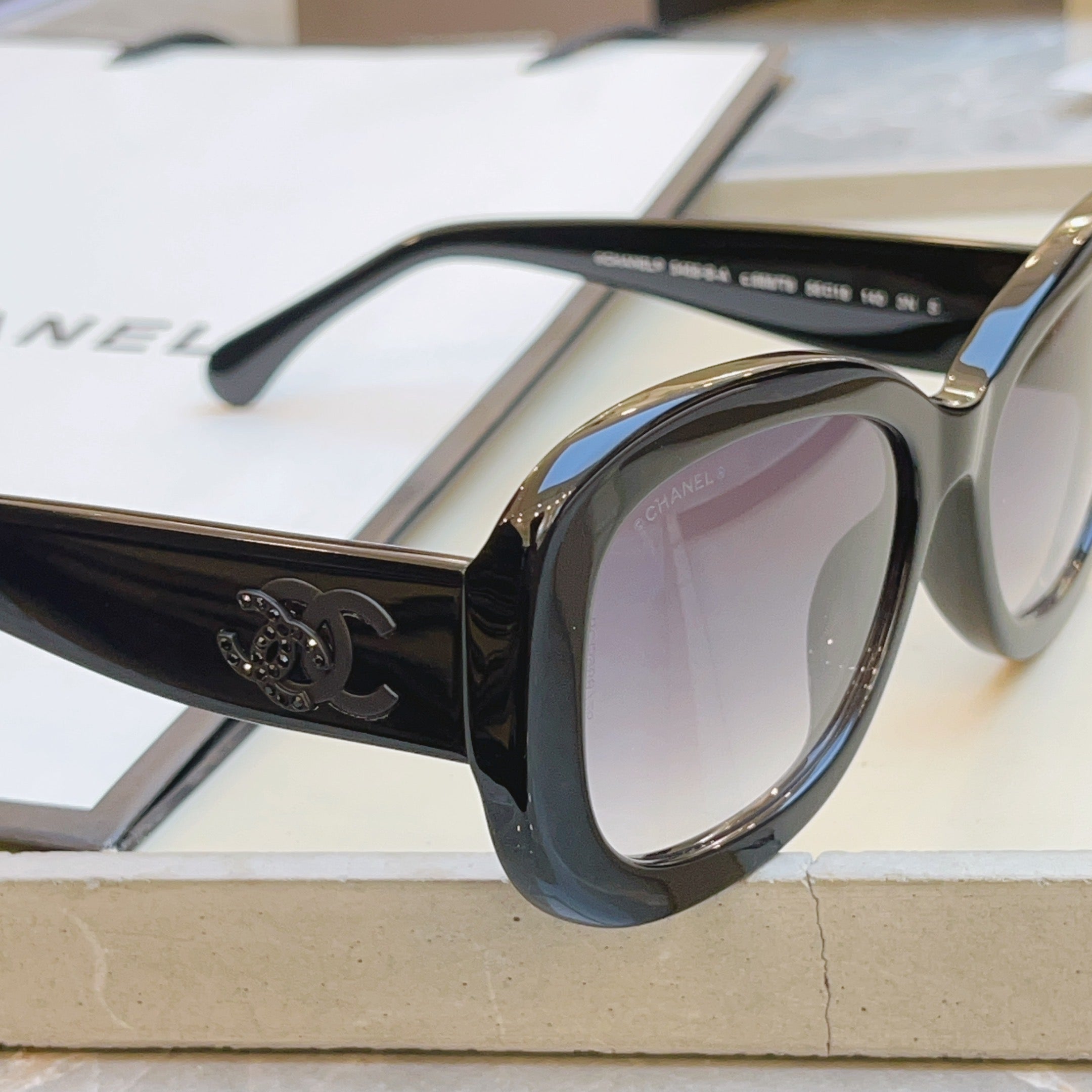 Chanel CH5468-B-A Fashion Black Lens Sunglasses for Men & Women - 371814 - detail image 5