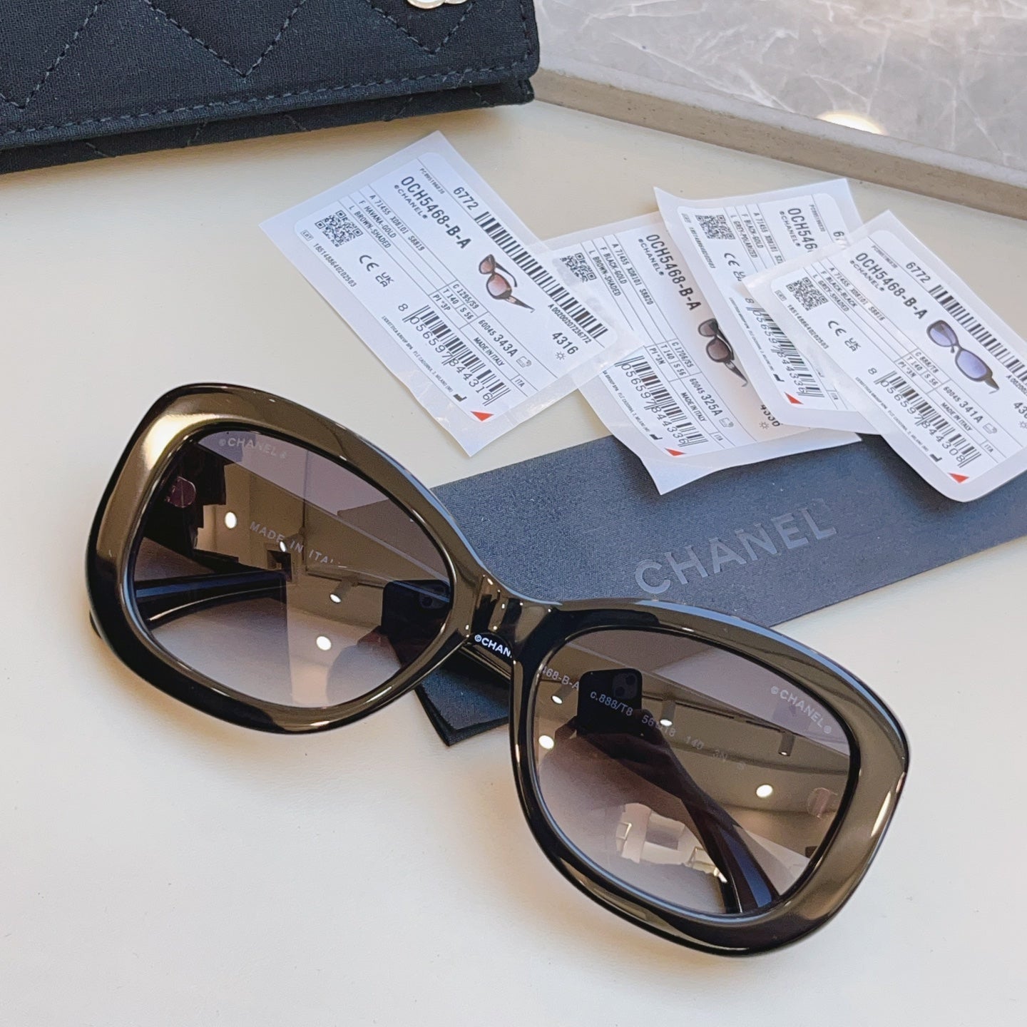 Chanel CH5468-B-A Fashion Black Lens Sunglasses for Men & Women - 371814 - detail image 2