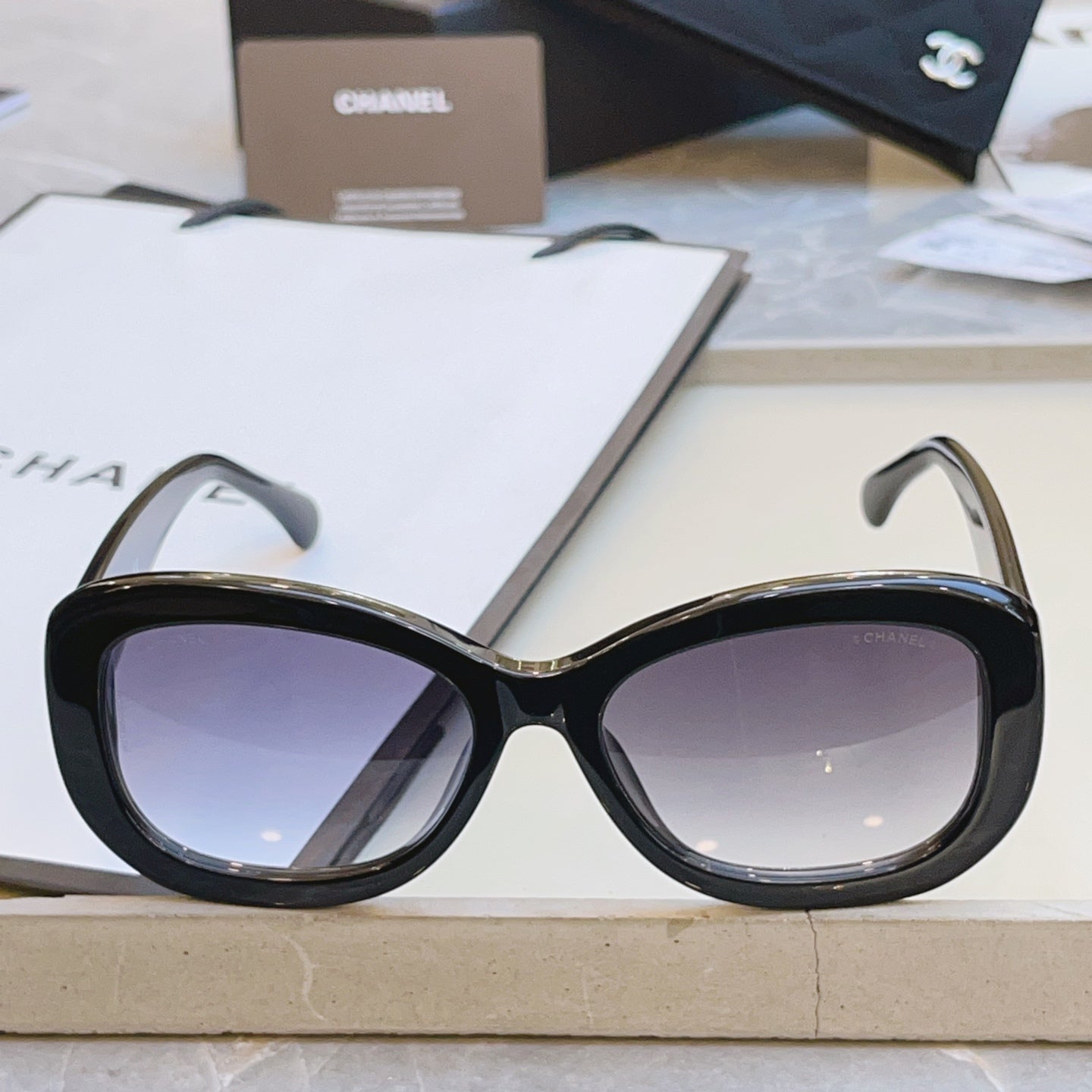 Chanel CH5468-B-A Fashion Black Lens Sunglasses for Men & Women - 371814 - detail image 4