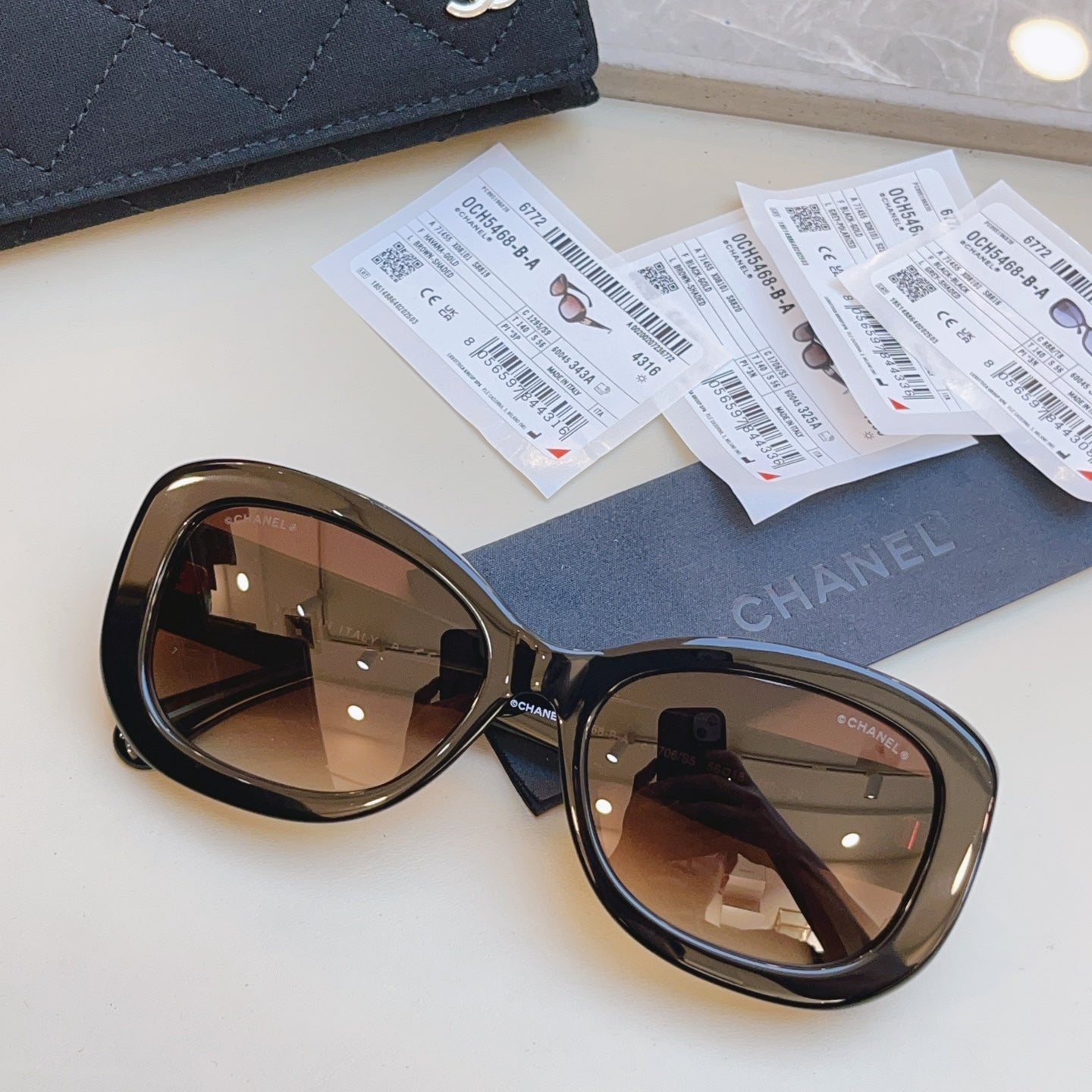 Chanel CH5468-B-A Fashion Black Lens Sunglasses for Men & Women - 371813 - detail image 3