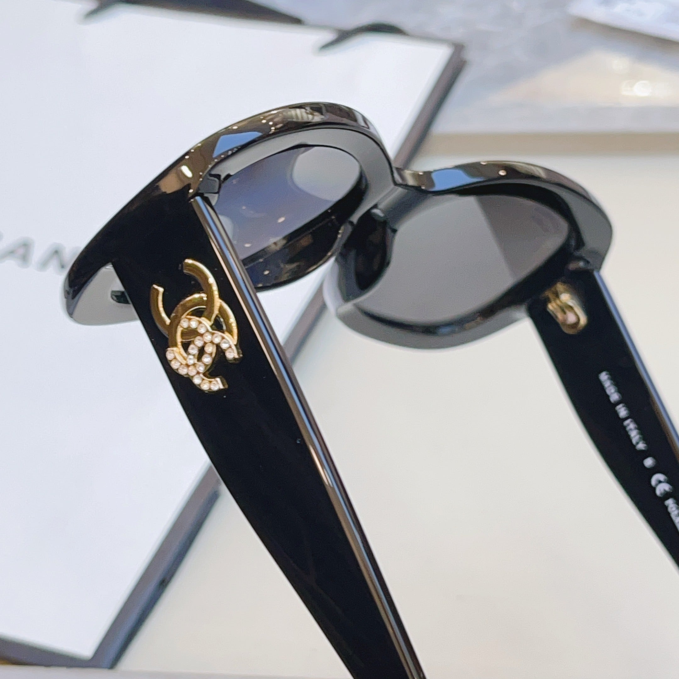 Chanel CH5468-B-A Fashion Black Lens Sunglasses for Men & Women - 371815 - detail image 9