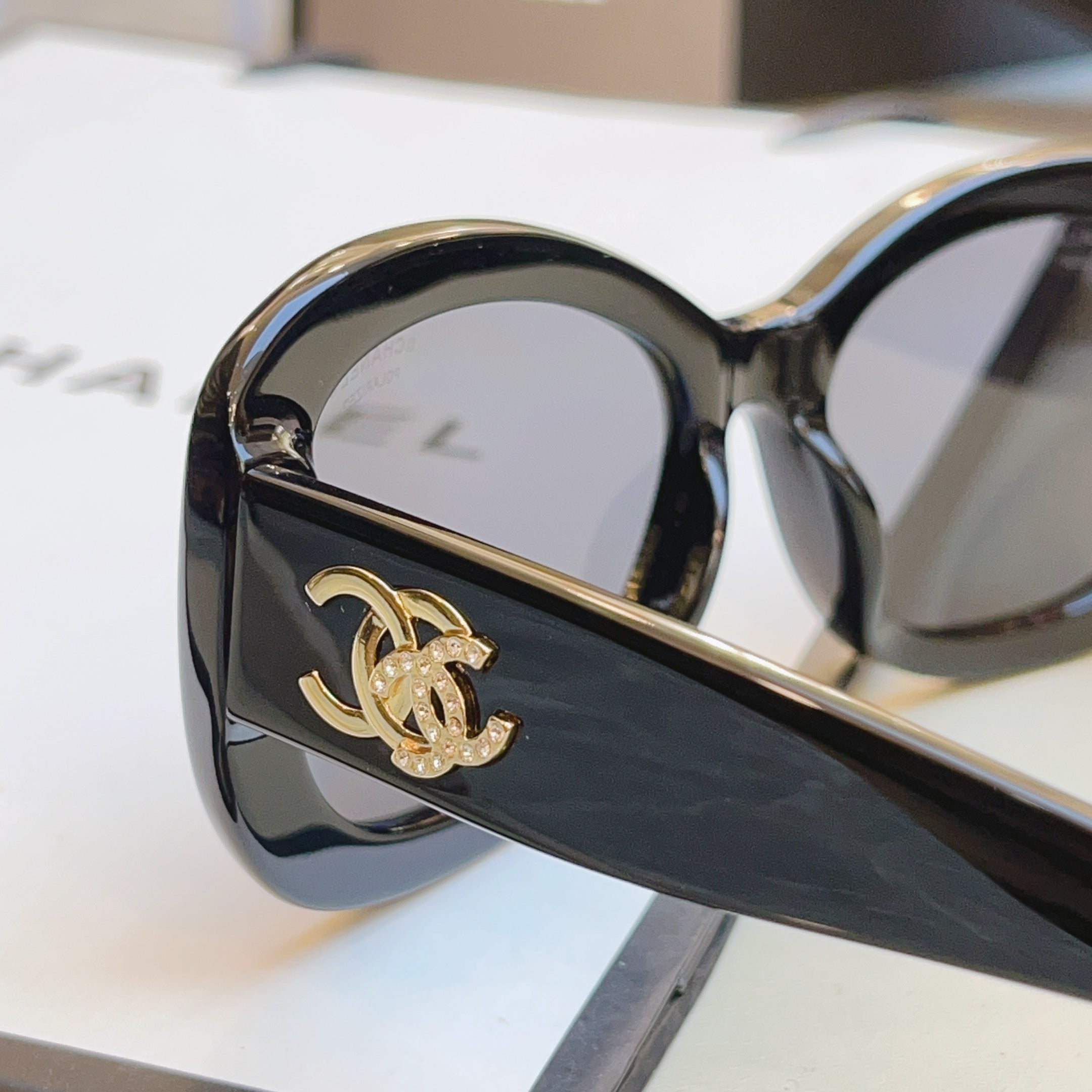 Chanel CH5468-B-A Fashion Black Lens Sunglasses for Men & Women - detail image 4
