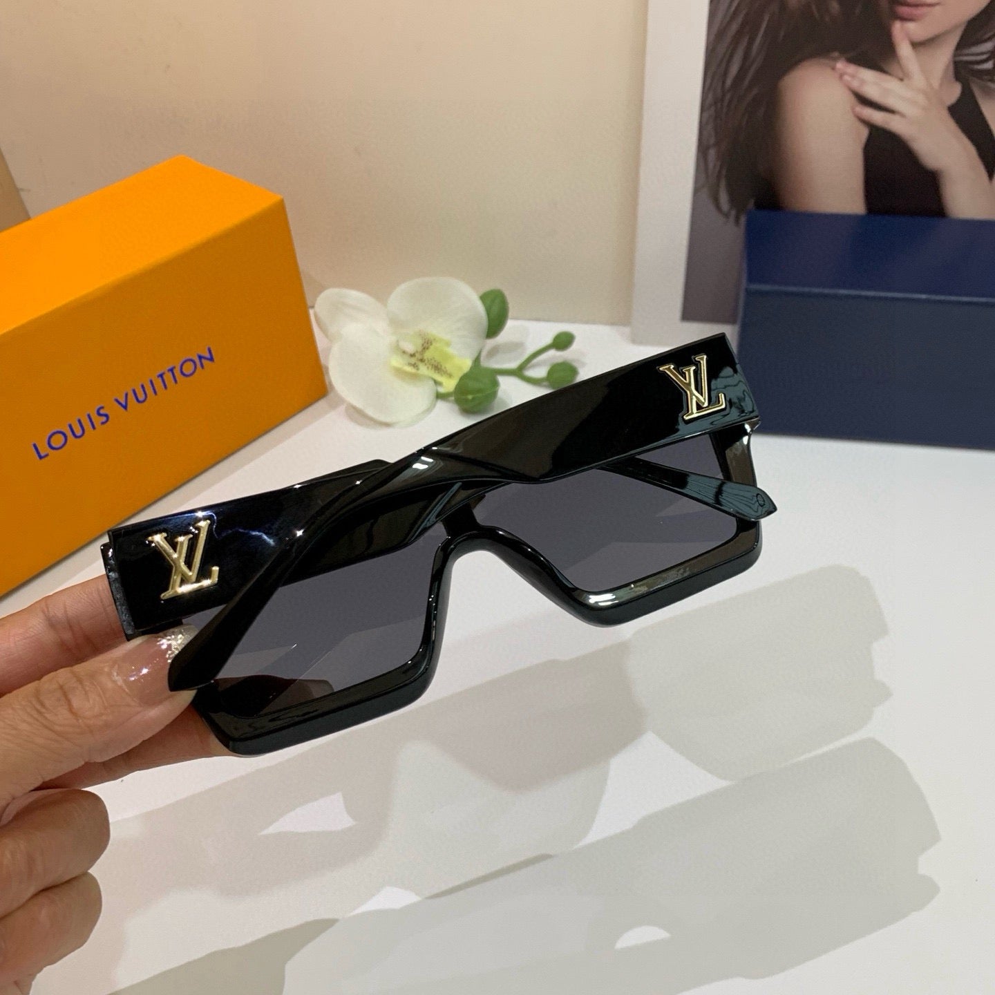 Louis Vuitton Square Black Lens Sunglasses for Men & Women - 997515 - detail image 2