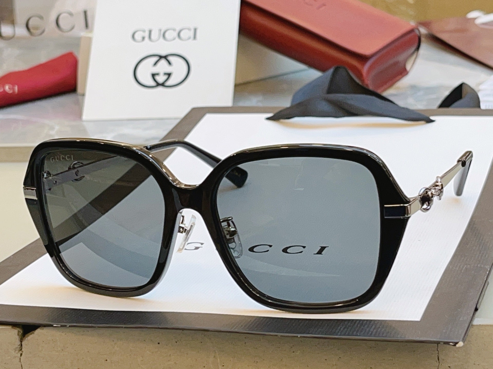 Gucci GG2055SA Fashion Gray Lens Sunglasses for Men & Women - detail image 2