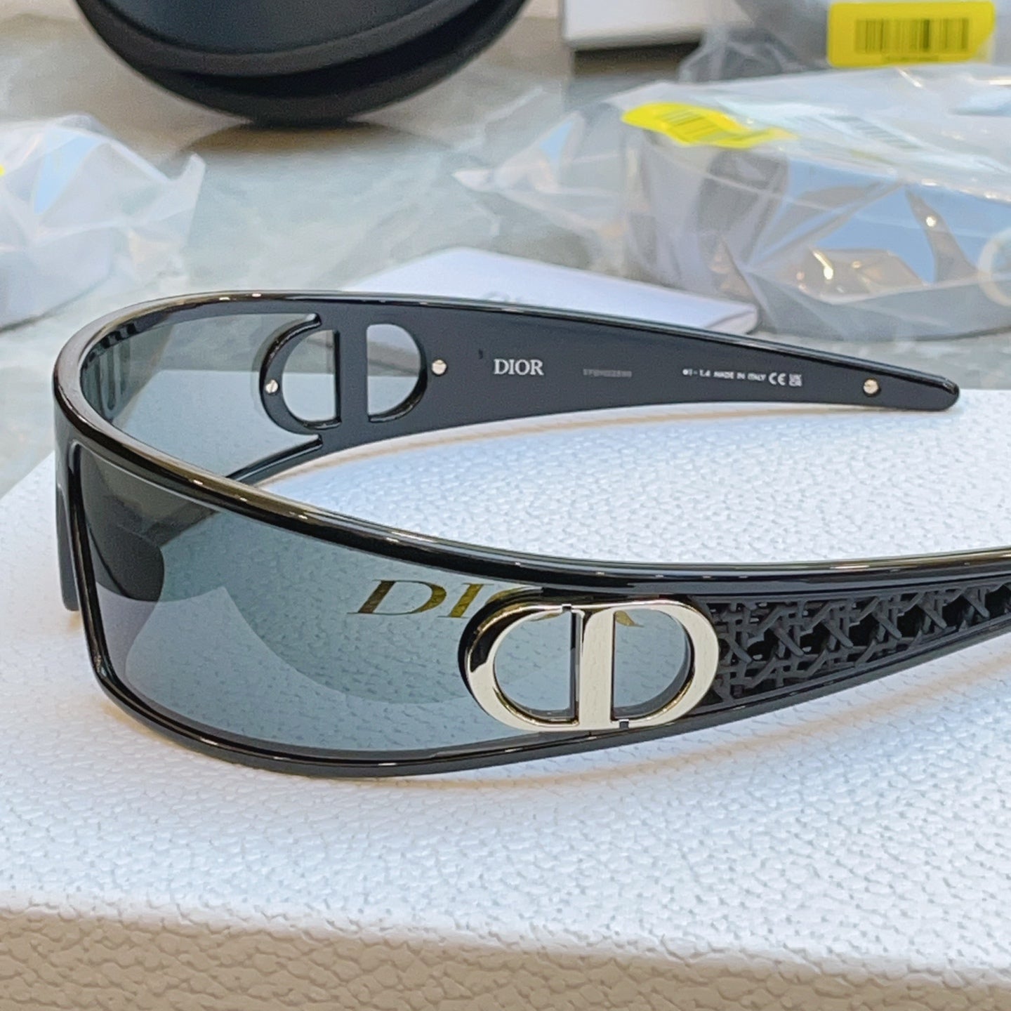 Dior VERYDIORM1U Fashion Gray Lens Sunglasses for Men & Women - detail image 3