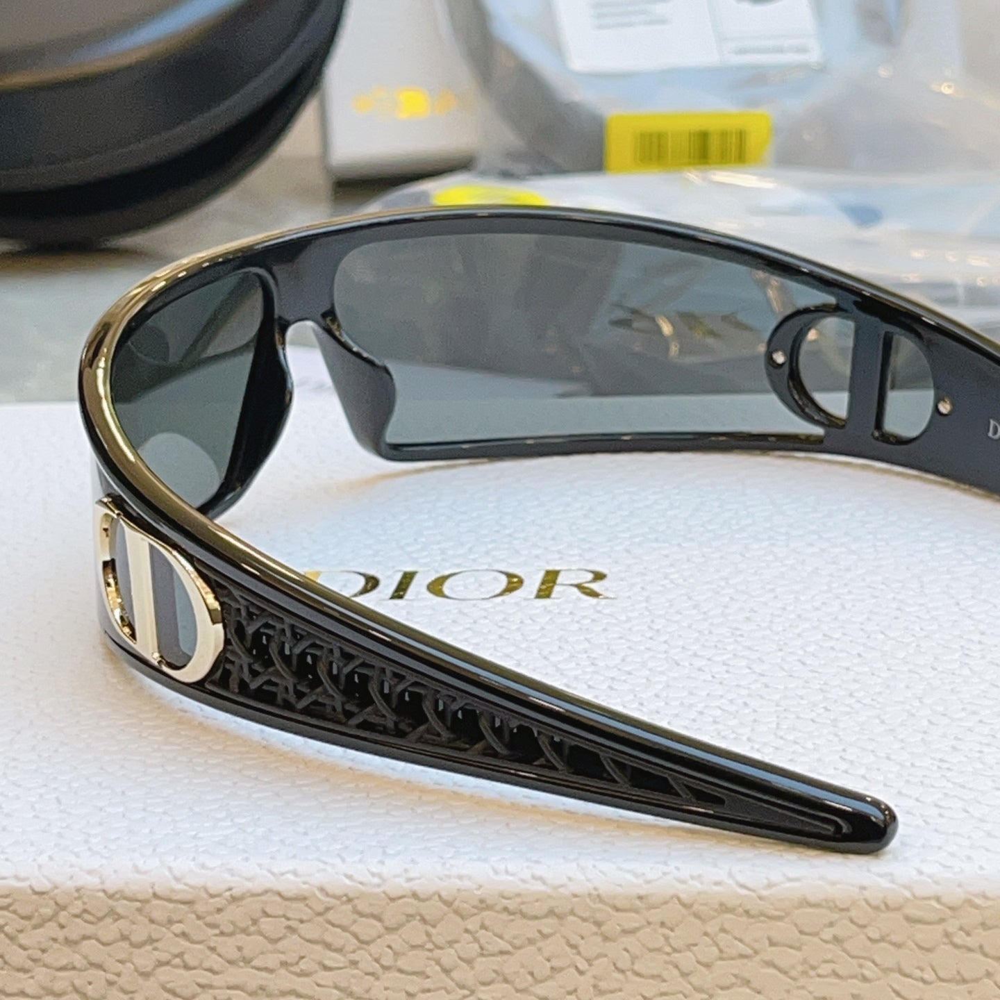 Dior VERYDIORM1U Fashion Gray Lens Sunglasses for Men & Women - detail image 4