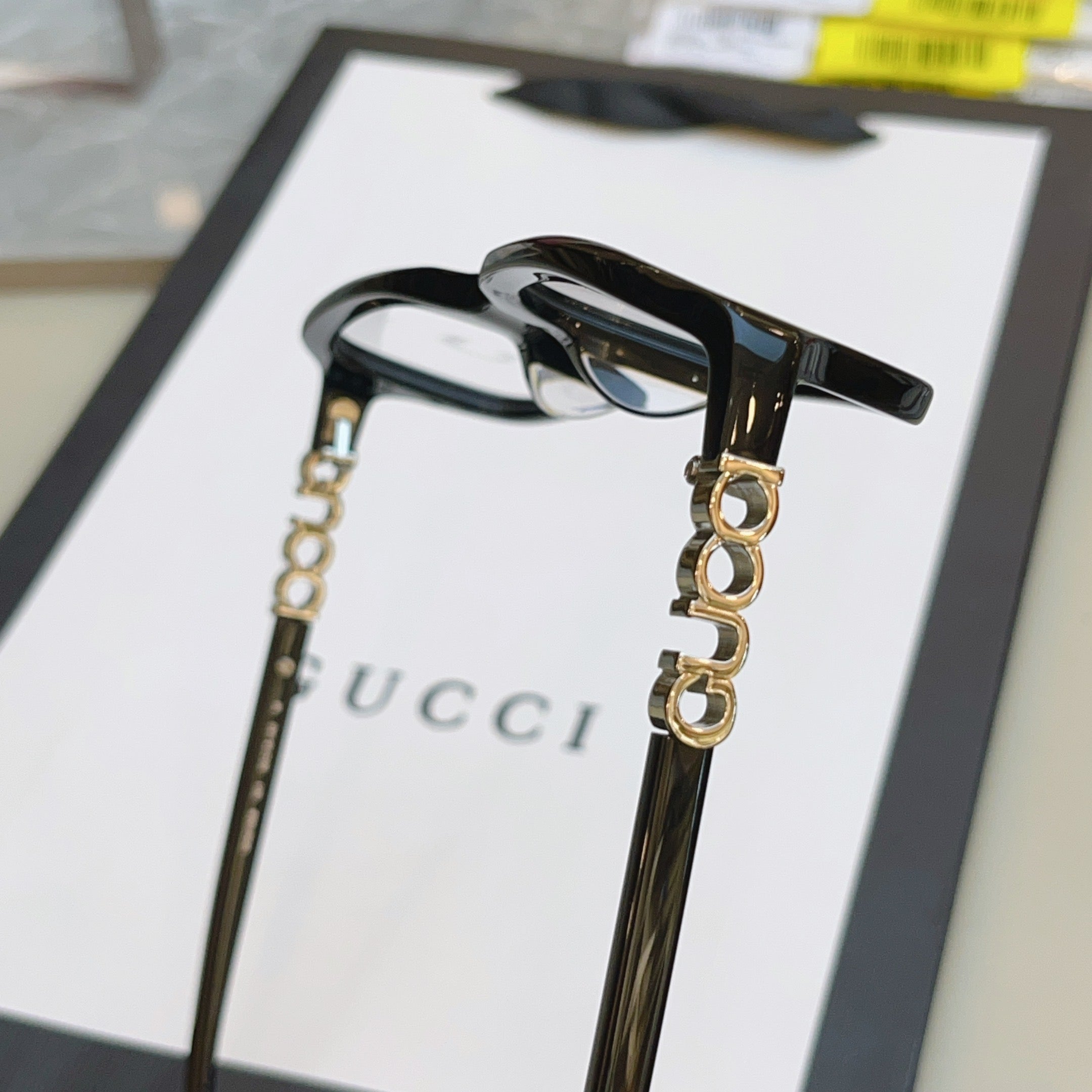 Gucci GG2152S Fashion Black Lens Sunglasses for Men & Women - 431367 - detail image 2