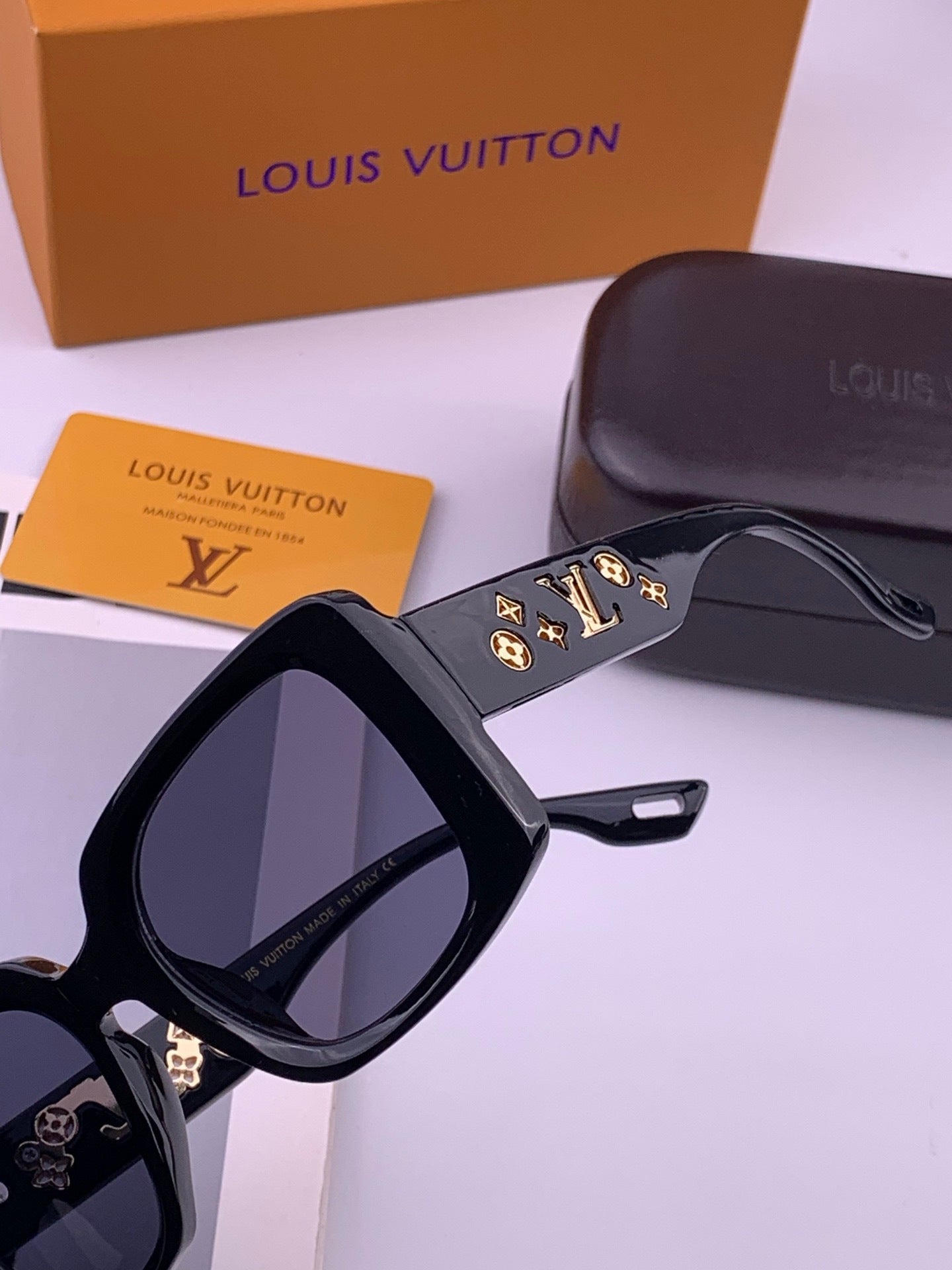 Louis Vuitton L17006 Oversized Gold Lens Sunglasses for Men & Women - detail image 3