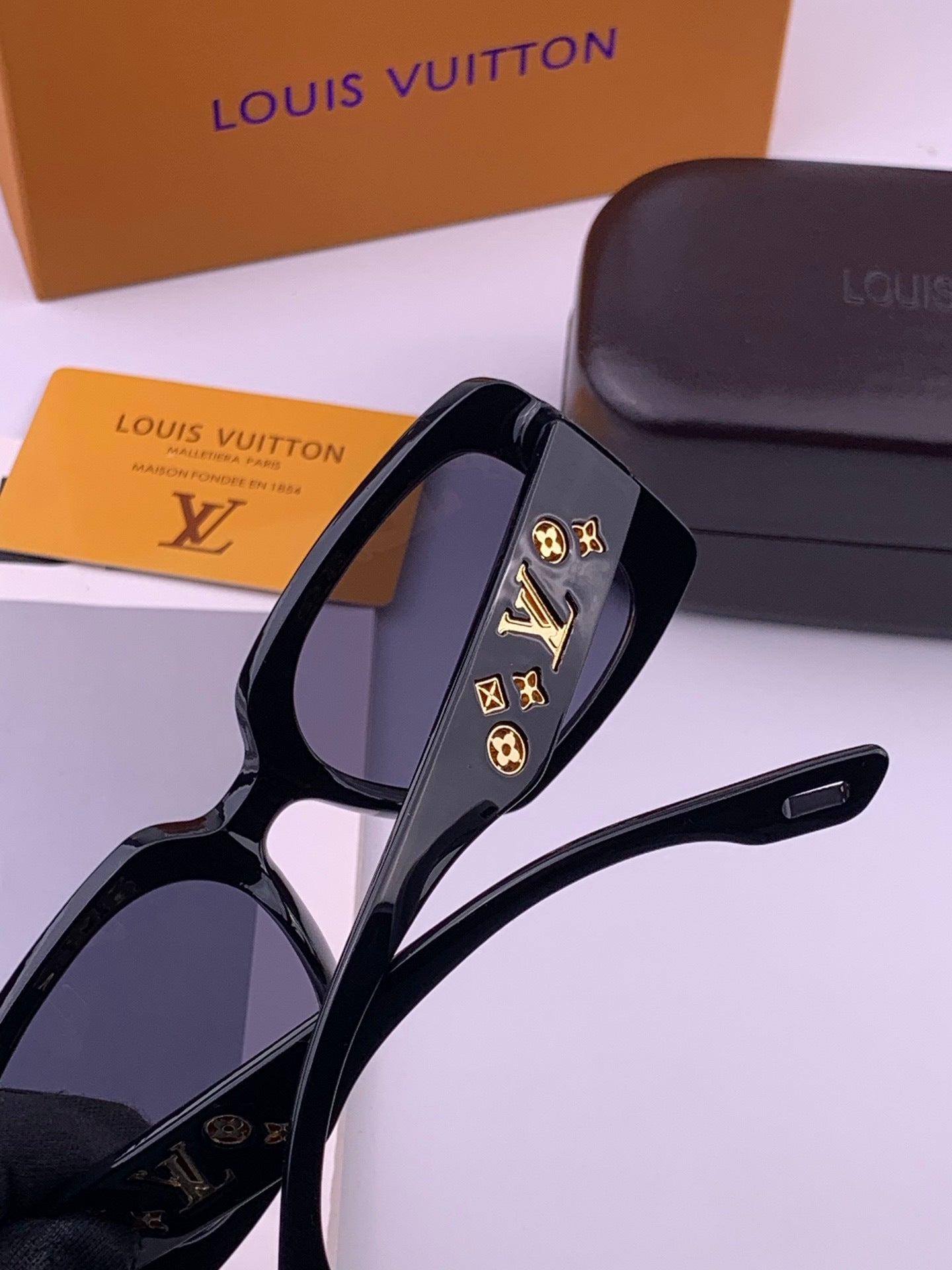 Louis Vuitton L17006 Oversized Gold Lens Sunglasses for Men & Women - detail image 4